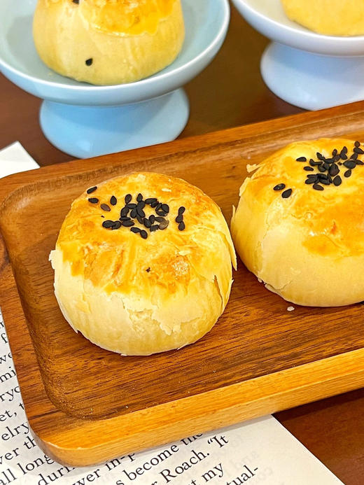 小叉叉.黄油蛋黄酥每一口都是满满享受，49.9到手2大盒 精选好原料，匠心制作 咸甜中带着丝丝奶香，口感绵软软糯拉丝，层层美味~ 精美包装送人自留都是不错的选择  商品图1