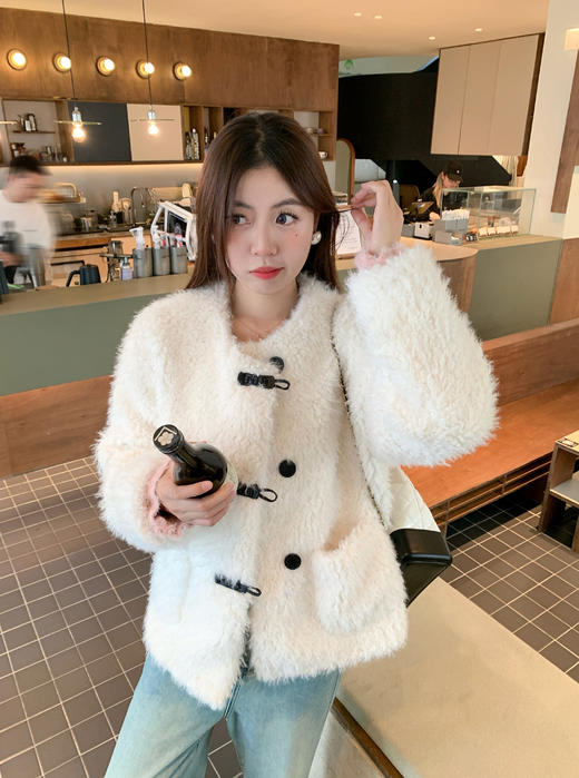 <曾小咸推荐>现货秒杀！毛茸茸白色短款外套 日常299.99/件 立减160 秒杀139.99/件！！ 商品图0