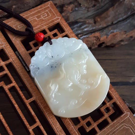 【天然正品】天然俄料细腻油润度佳牛气冲天平安无事牌青花糖料和田玉吊坠项链55.5*44.7*8.9MM(皆取最大值) 171225NJS63 商品图2