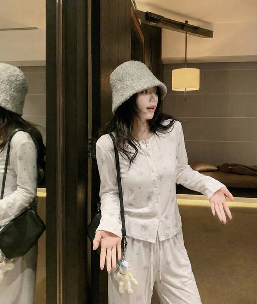 温柔显贵～skim雪花烫钻睡衣三件套 免穿文胸吊带+长袖开衫+长裤 雪花图案 blingbling烫钻 镂空提花 精致家居服 商品图7