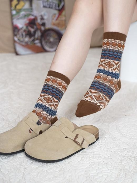 .一盒5双。原盒！ 秋冬UGG民族风长筒袜 男女同款  秋冬复古款，男女同款，尺码35-42码 商品图3