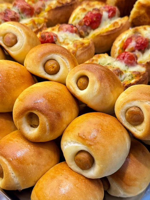 德肠肠仔包（两枚装）配料表：柔风吐司粉 韩国幼砂糖 海藻糖 淡奶油 安佳黄油 新西兰奶粉 鸡蛋 牛奶 鲜酵母 盐 风味肉肠 商品图2