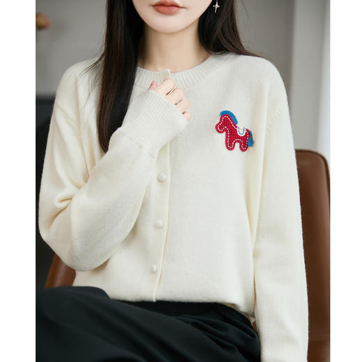 【板绘蜜熊绒卡通马年开衫】 马年新气象 甄选细腻蜜熊绒面料柔软顺滑温暖舒适 优简约大方显瘦显气质 多色可选 商品图0