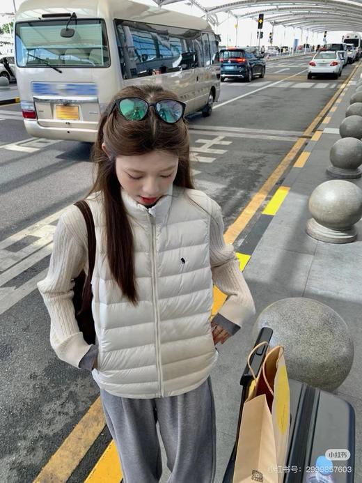 D123003女款轻便又保暖小马刺绣排骨羽绒马甲米白色马甲 商品图3