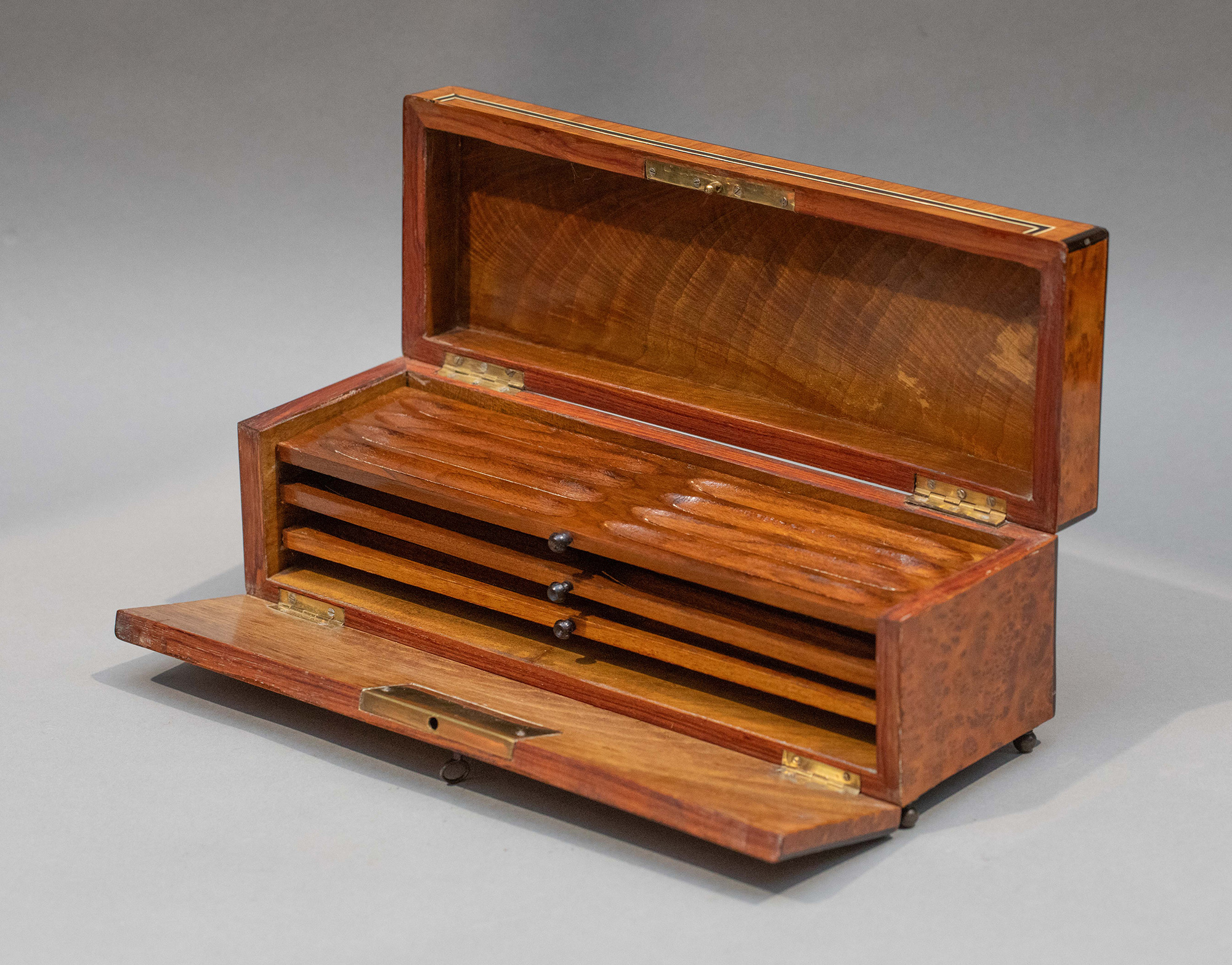 【已售】独角鹿西洋古董1850-1870年代法国拿破仑三世时期出品古典卷叶纹手绘黑漆描金镶嵌母贝实木多层雪茄盒