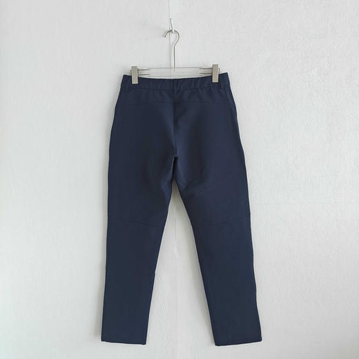 原单正品 KAILAS凯乐石裤秋冬软壳加绒休闲户外登山徒步长裤。四面弹 防水防风面料，内里加绒 手感柔软细腻，腰围带弹力 小直筒版型，商务通勤日常随意穿！
尺码：S～XXL 商品图1