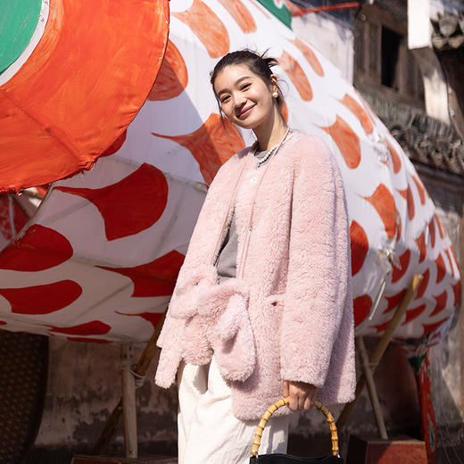 绽放024朵/羊羔毛圆领带手套一手长外套保暖宽松纯羊毛厚外套新款 商品图0