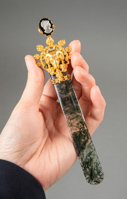 独角鹿西洋古董19世纪法国出品羊首主题铜鎏金精雕嵌卡梅奥古典女子肖像浮雕装饰绿色玛瑙翻书杖及蘸水钢笔套件 商品图1