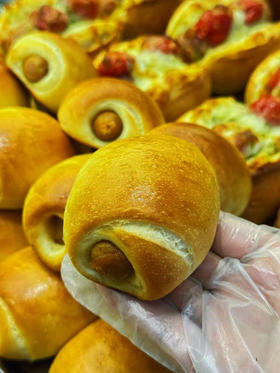 德肠肠仔包（两枚装）配料表：柔风吐司粉 韩国幼砂糖 海藻糖 淡奶油 安佳黄油 新西兰奶粉 鸡蛋 牛奶 鲜酵母 盐 风味肉肠