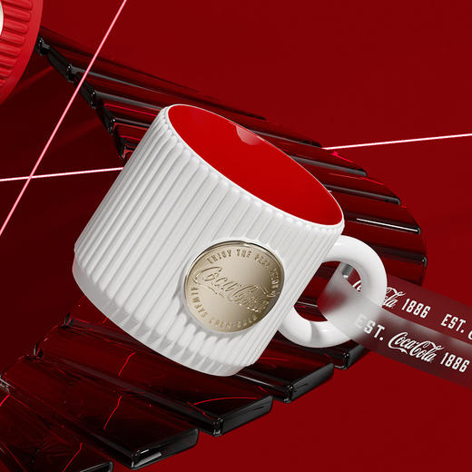 可口可乐联名款徽章马克杯奶霜白 商品图0