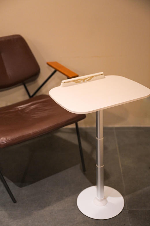 【文创爆款新品上新！】可落地三节伸缩阅读架（奶油白色）   儿童阅读读书神器   送礼礼物礼品    广西师范大学出版社 商品图1