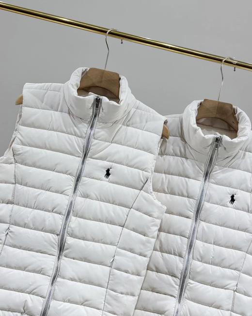 D123003女款轻便又保暖小马刺绣排骨羽绒马甲米白色马甲 商品图10