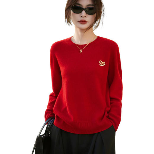 「自」全新升级【铂金会员174/天猫229/差价55】(04300)洛诗琳新年红羊毛衫2025秋冬设计感小马装饰圆领针织毛衣 商品图3