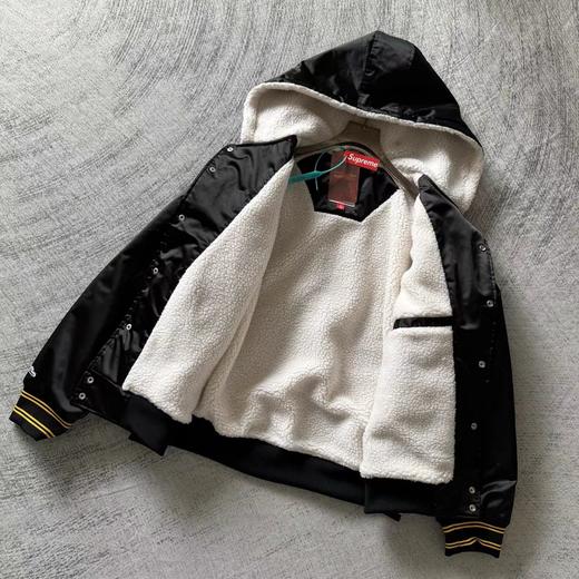 D123010联名款 FW25 缎面徽标刺绣校队夹克外套男女同款 商品图11