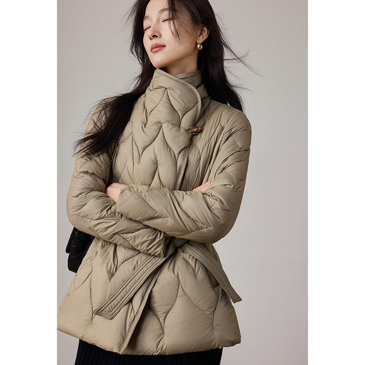 VICTORIA&VERA冬季【温雅序曲】系带收腰设计菱形绗缝羽绒服牛角扣立领短款气质修身GAO级DA牌感 商品图5