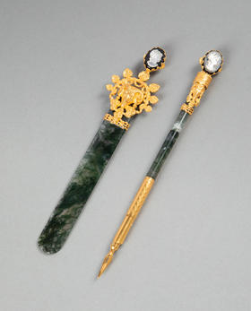 独角鹿西洋古董19世纪法国出品羊首主题铜鎏金精雕嵌卡梅奥古典女子肖像浮雕装饰绿色玛瑙翻书杖及蘸水钢笔套件