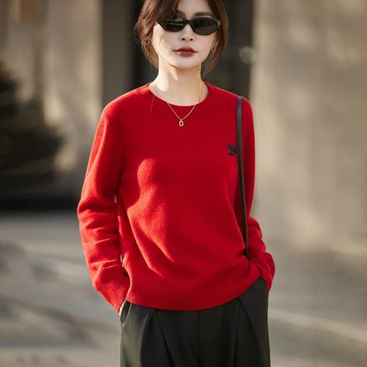 「自」全新升级【铂金会员174/天猫229/差价55】(04300)洛诗琳新年红羊毛衫2025秋冬设计感小马装饰圆领针织毛衣 商品图1