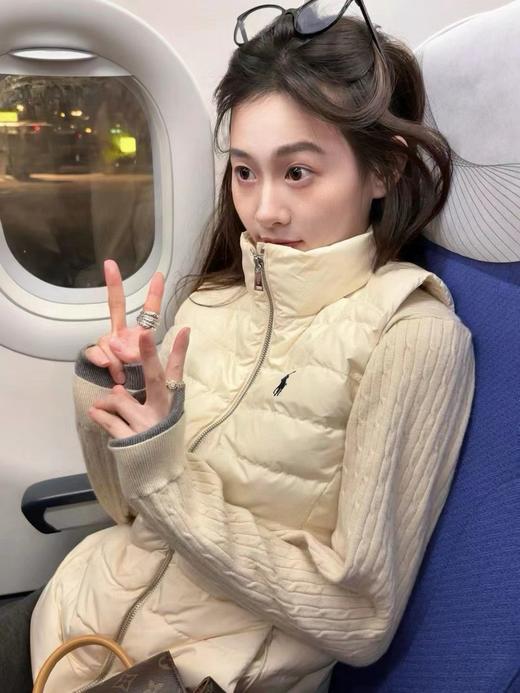 D123003女款轻便又保暖小马刺绣排骨羽绒马甲米白色马甲 商品图5