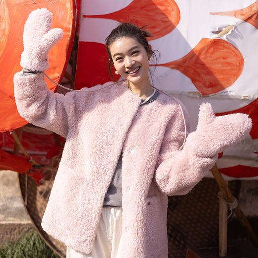 绽放024朵/羊羔毛圆领带手套一手长外套保暖宽松纯羊毛厚外套新款 商品图1