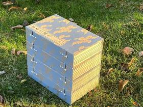 【重磅推荐】《宋本三国志》，西晋陈寿著，南朝宋裴松之注。4函32册，分太史连纸/宣纸两种版本，1470个筒子页，高29cm  宽18cm，兰色洒金耿绢封面，宋锦函套，黄山书社2024年11月初版。