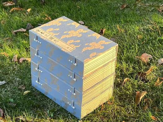 【重磅推荐】《宋本三国志》，西晋陈寿著，南朝宋裴松之注。4函32册，分太史连纸/宣纸两种版本，1470个筒子页，高29cm  宽18cm，兰色洒金耿绢封面，宋锦函套，黄山书社2024年11月初版。 商品图0