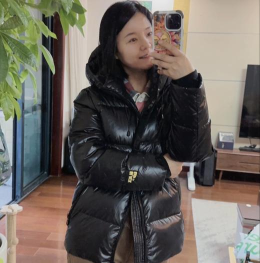 【黑金情侣亲子款鹅绒羽绒服】怕冷穿这件，90鹅绒，妥妥行走的大棉被，再冷也能抗！保暖遮肉，百搭不挑人，⁬最大穿到180斤内，也不易钻绒❗️⁣ 商品图1