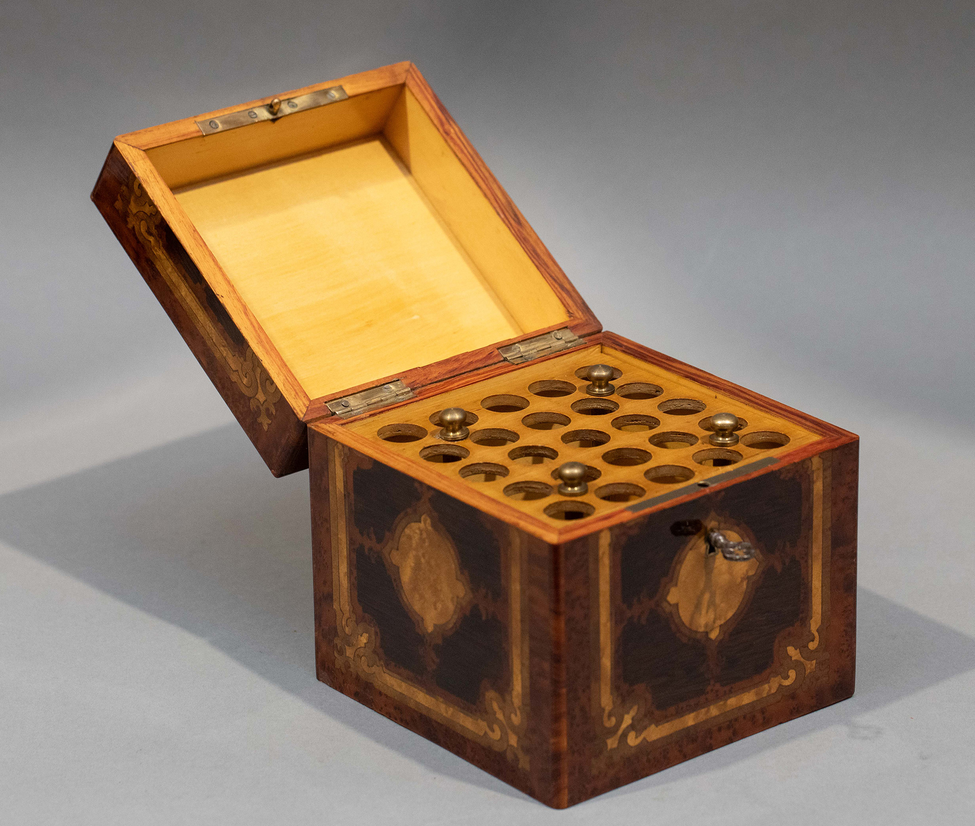 独角鹿西洋古董1850-1870年代法国拿破仑三世时期出品古典卷叶纹细木镶嵌带锁匙多孔储存雪茄盒