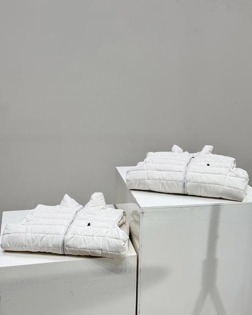 D123003女款轻便又保暖小马刺绣排骨羽绒马甲米白色马甲 商品图9