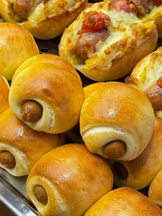 德肠肠仔包（两枚装）配料表：柔风吐司粉 韩国幼砂糖 海藻糖 淡奶油 安佳黄油 新西兰奶粉 鸡蛋 牛奶 鲜酵母 盐 风味肉肠 商品图1