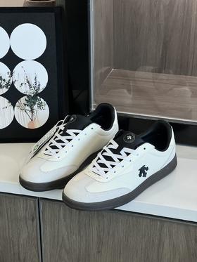 点此购买 迪桑特DESCENTE男女情侣款复古德训鞋 DX338704