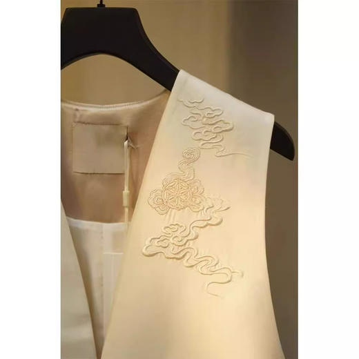 丁摩 洋气独特别致上衣高级感超好看新中式国风白色马甲女春秋季5ZF-3302 商品图3