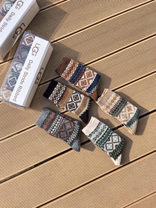 .一盒5双。原盒！ 秋冬UGG民族风长筒袜 男女同款  秋冬复古款，男女同款，尺码35-42码 商品图1