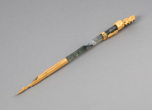 独角鹿西洋古董19世纪法国出品羊首主题铜鎏金精雕嵌卡梅奥古典女子肖像浮雕装饰绿色玛瑙翻书杖及蘸水钢笔套件 商品图6