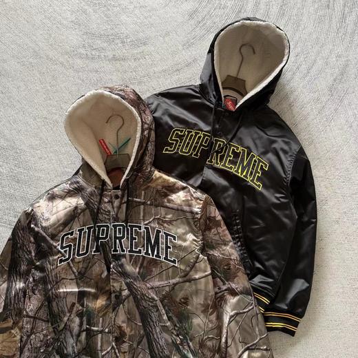 D123010联名款 FW25 缎面徽标刺绣校队夹克外套男女同款 商品图3