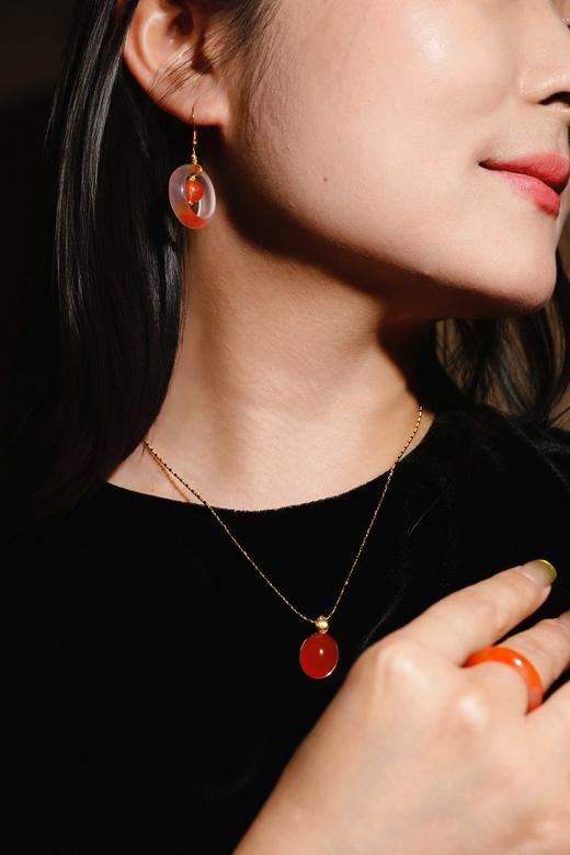 年末福利回馈保山冰红系列！#1k➕带走金镶精品宝石级别南红吊坠～这价格太香了！保山冰红！南红届的珠宝💎宝石级别，无与伦比的美感与艳丽！胶质感、荧光感、玉质感都非常顶的上等品相！ 商品图3