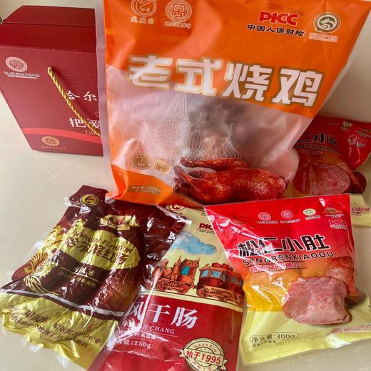 凤凰园年货礼盒 哈尔滨老字号 果木熏烤 现做现发 哈尔滨红肠500克+松仁小肚300g*2袋+风味干肠250g+老式烧鸡550g 商品图6