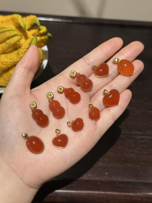 年末福利回馈保山冰红系列！#1k➕带走金镶精品宝石级别南红吊坠～这价格太香了！保山冰红！南红届的珠宝💎宝石级别，无与伦比的美感与艳丽！胶质感、荧光感、玉质感都非常顶的上等品相！ 商品图14