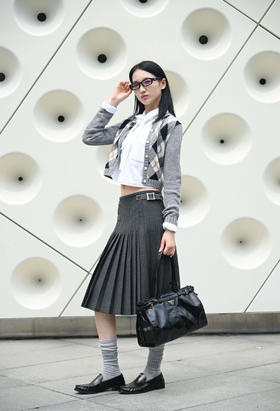 普拉达 25年最新款 中长款百褶裙(KX*MM)