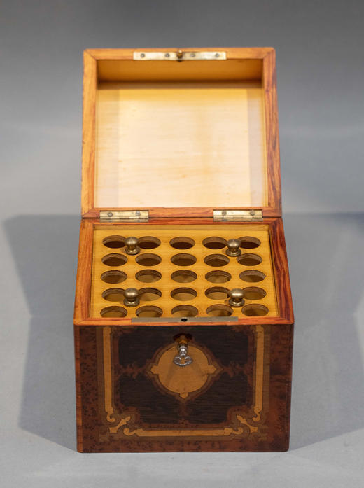 独角鹿西洋古董1850-1870年代法国拿破仑三世时期出品古典卷叶纹细木镶嵌带锁匙多孔储存雪茄盒 商品图7