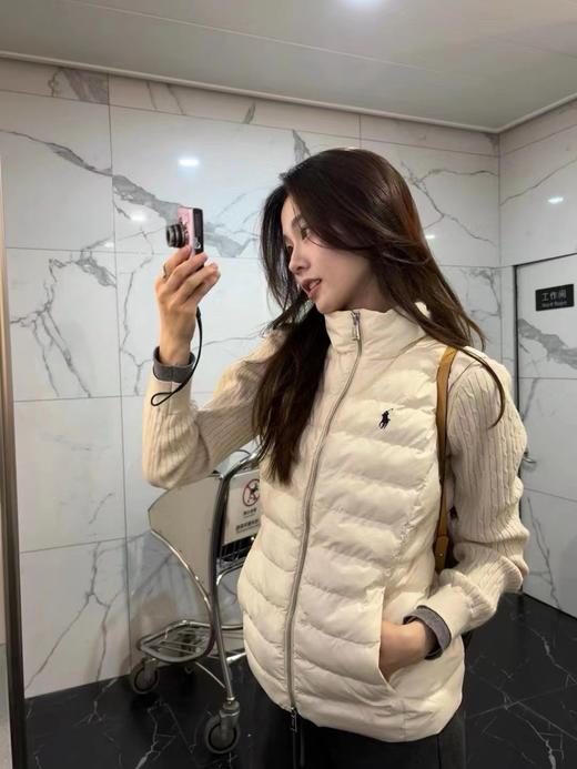 D123003女款轻便又保暖小马刺绣排骨羽绒马甲米白色马甲 商品图4