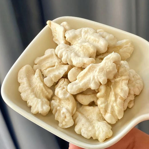 绿岭鲜食核桃仁 ，还带汁水的核桃仁，水果一样脆嫩新鲜，怎么吃都好吃！低脂高蛋白，营养更丰富！ 商品图0