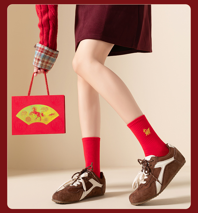 【第二件半价】樾樾棉2026马年棉刺绣礼盒红袜，精选95新疆精梳棉，细腻亲肤；精致刺绣小马，手提礼盒装男女同款