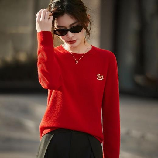 「自」全新升级【铂金会员174/天猫229/差价55】(04300)洛诗琳新年红羊毛衫2025秋冬设计感小马装饰圆领针织毛衣 商品图0