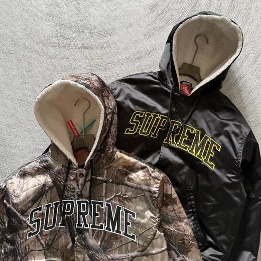 D123010联名款 FW25 缎面徽标刺绣校队夹克外套男女同款 商品图5