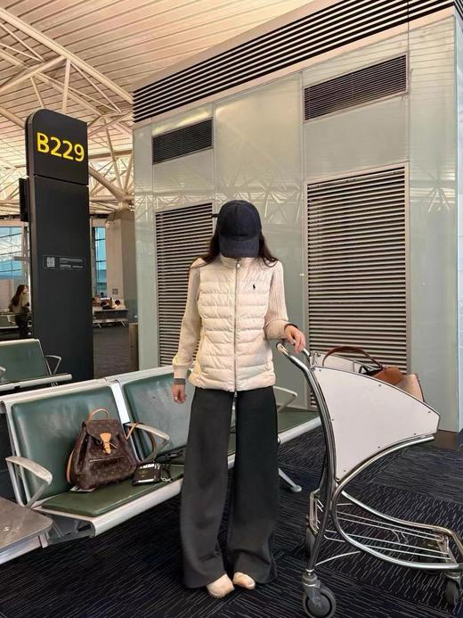 D123003女款轻便又保暖小马刺绣排骨羽绒马甲米白色马甲 商品图6