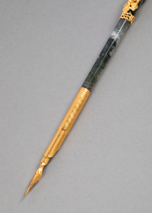独角鹿西洋古董19世纪法国出品羊首主题铜鎏金精雕嵌卡梅奥古典女子肖像浮雕装饰绿色玛瑙翻书杖及蘸水钢笔套件 商品图8