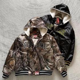 D123010联名款 FW25 缎面徽标刺绣校队夹克外套男女同款