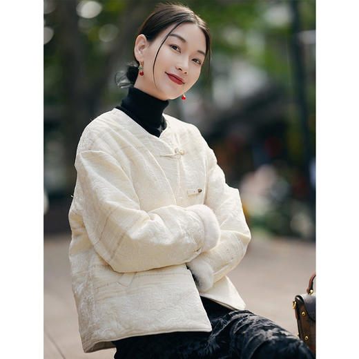 「自」全新升级【铂金会员661/天猫899/差价238】(14759)洛诗琳新中式刺绣短款羽绒服2025冬季高级感小香风外套 商品图0