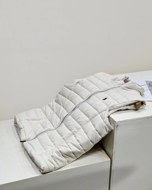 D123003女款轻便又保暖小马刺绣排骨羽绒马甲米白色马甲 商品图8