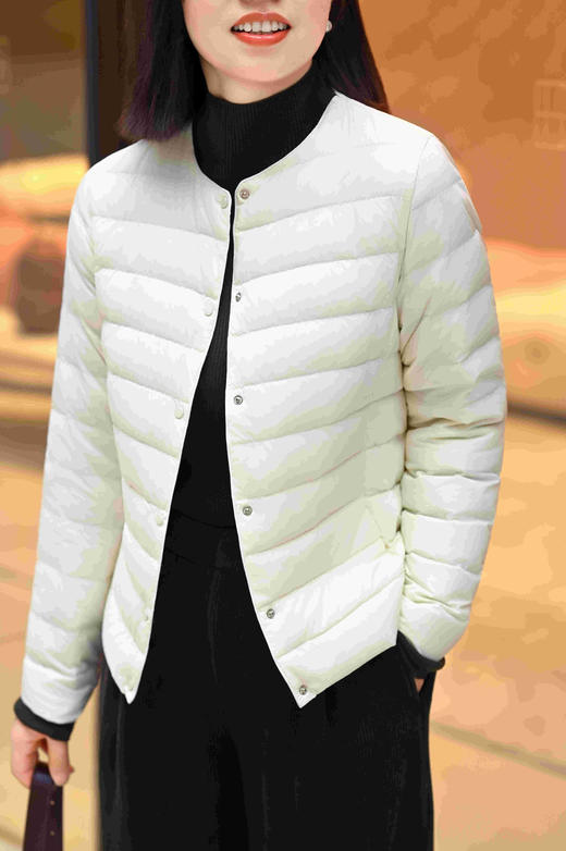 「老顾客福利— 95鹅绒服」洛诗琳气质轻薄短款鹅绒服简约圆领轻盈保暖羽绒服外套【5天左右发货】YD537261 商品图0